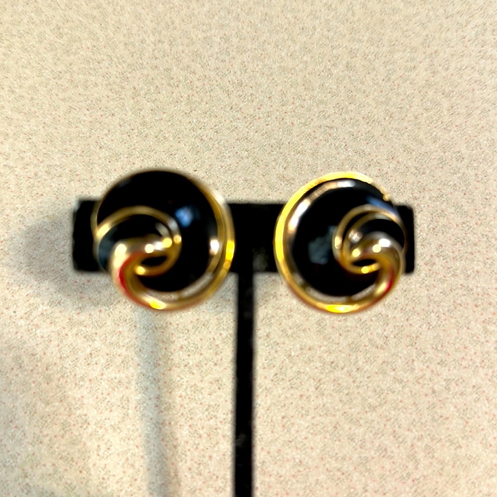 Vintage Trifari crown gold tone black swirl clip on earrings (518)